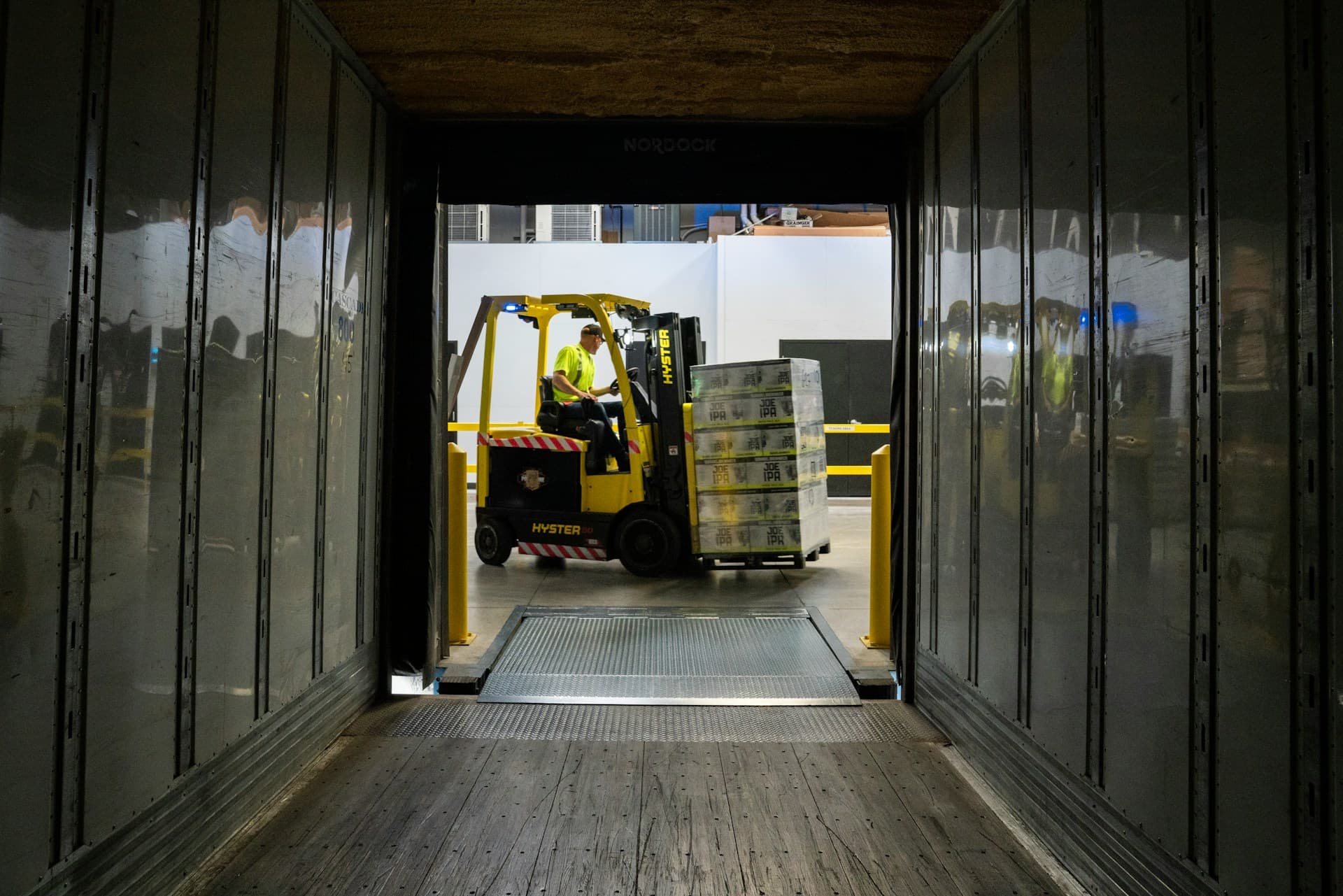 Centro de distribución con operaciones logísticas y carga de camiones