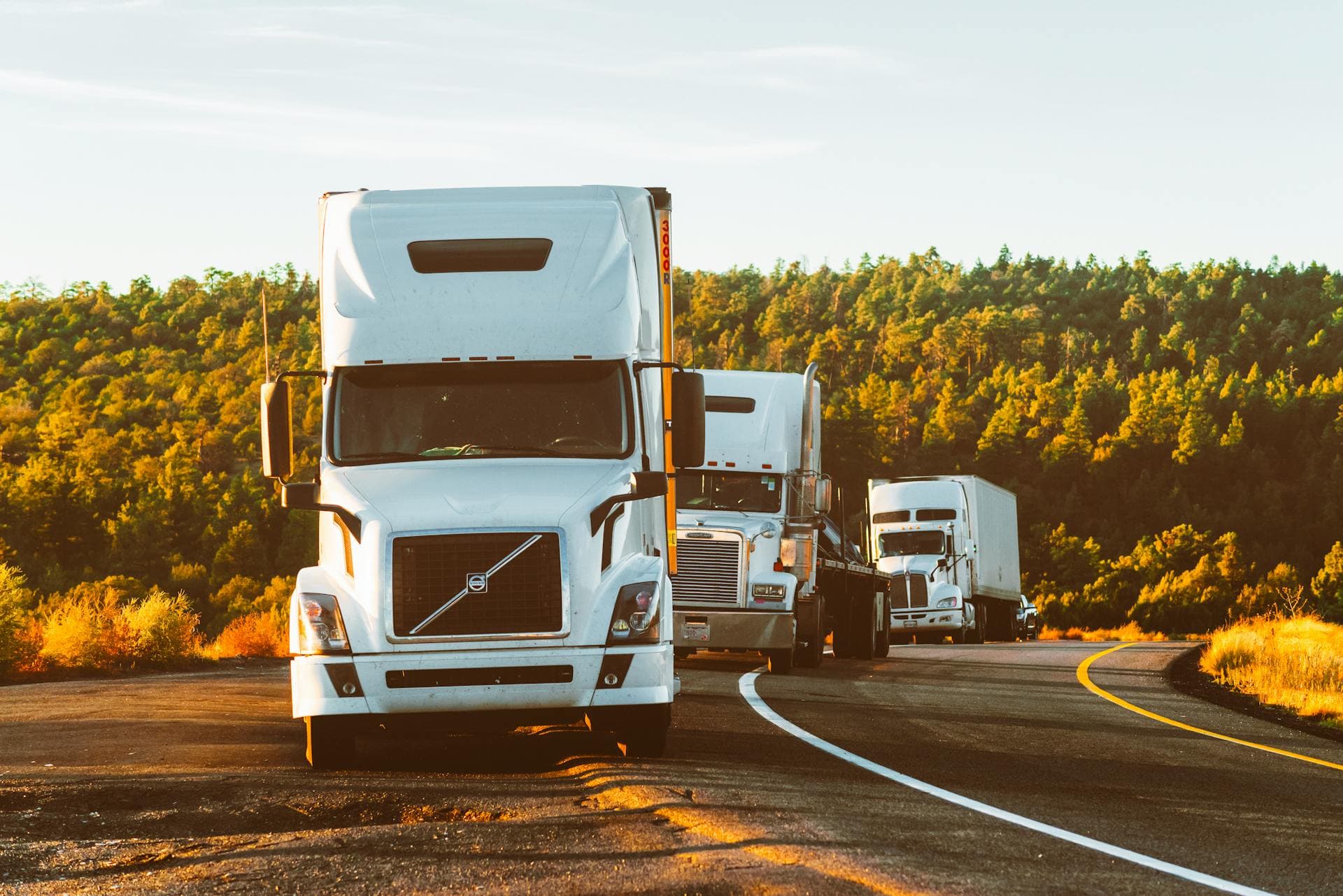 Camiones de carga en operación de transporte entre almacenes